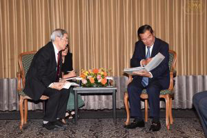 石澤教授からフン・セン首相に、アンコール・ワット西参道修復工事の現況について報告（写真：カンボジア政府提供）