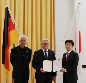 （左から）アレクサンダー・フォン・フンボルト財団シュヴァルツ会長、ガウク独大統領、河崎教授／京都大学提供