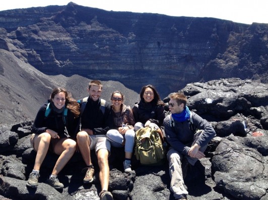「レユニオン島の火山ハイキング。溶岩がかたまった上を歩くのは、ほかの惑星に降り立ったみたいでおもしろかったです。」