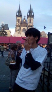 チェコのプラハにてチェコビールのジョッキを片手に葉巻と戯れる。