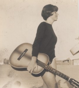 Sur une plage près de Rabat (Maroc) 14 ans J'ai appris à jouer de la guitare avec un gitano qui enseignait par l'oreille sans jamais utiliser de partitions. Mon idole était alors Manitas de Plata qui était resté illettré toute sa vie et qui ne jouait donc jamais exactement la même chose…