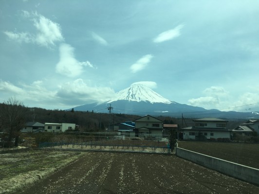 帰りのバスで見事な富士山がみえました。