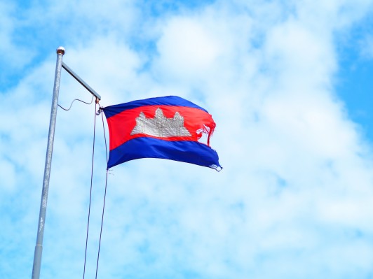 村の中心で翻るカンボジア国旗 