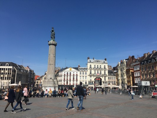 リールの中心地に位置するグランプラスでは毎年９月最初の週末にBraderie de Lille (蚤の市)が開催されます。
