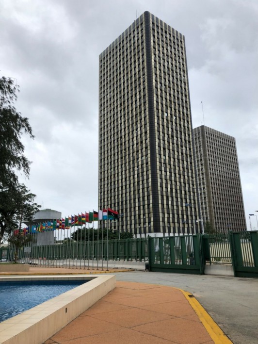 コートジボワール・アビジャンに本部を置くAfDB（アフリカ開発銀行）。清潔感があり、日本の高層ビルと何ら変わりのないように見える。