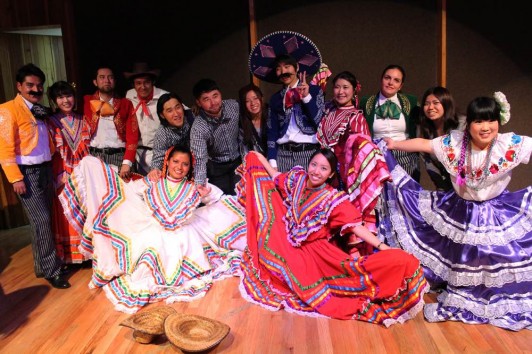 選択できるクラスは多種多様であり、これはメキシコの伝統的な踊りを学ぶ授業である。