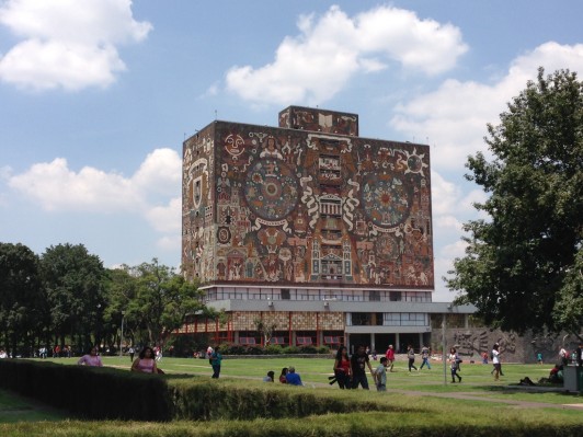 建物そのものが芸術作品ともいえるUNAMの中央図書館。壁面にはメキシコの歴史が描かれている。
