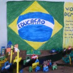 コミュニティ学校の手作りジオラマ『教育が最優先』（ブラジル）。