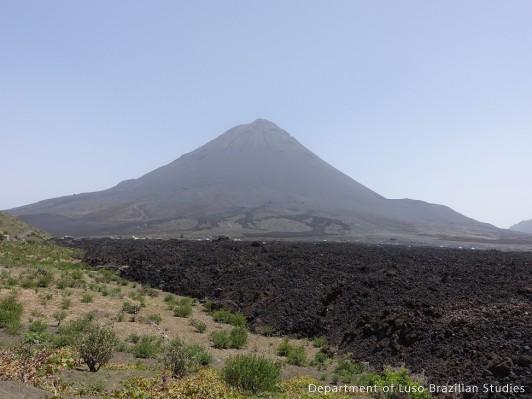 Pico Fogo e a lava-Ilha de Fogo