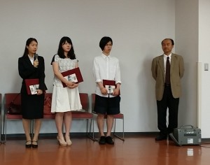 ロシア語学科長・村田先生と今年度の受賞者3名