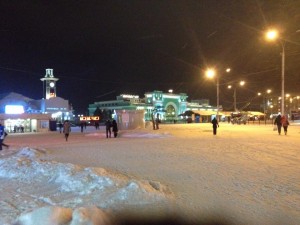 雪が積もるノボシビルスク駅前