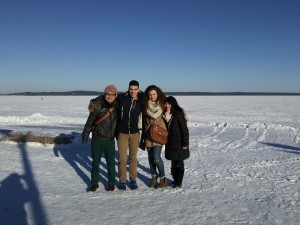 オネガ湖は凍っていました。（右端が筆者）