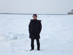入社後初出張時（ハバロフスク）に凍ったアムール川の上で撮影したもの