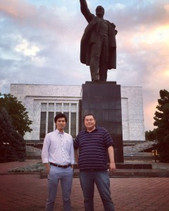管轄国であるキルギスへ出張した際、レーニン像前で現地社員と撮った写真。