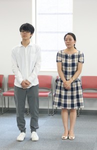 5年生の池田多詠子さん（右）と3年生の阪村亮太くん（左）。大橋さんは就職活動のため欠席でした。