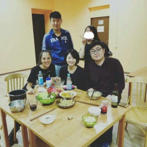 顔見知りになった中国人留学生たちと寮の共同キッチンで一緒にご飯を食べました