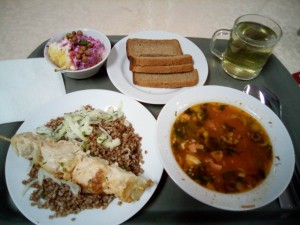 昨日の夕食です。そばの実、鶏肉、サリャンカ（スープ）、サラダ、黒パン