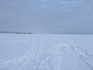 近くにあるオネガ湖。水が凍っているので、湖の上に立つことができます！！