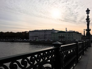 ネヴァ川を横断するトロイツキー橋から大学の校舎と朝日が綺麗に見えました。