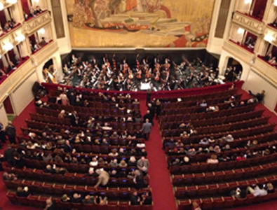 ウィーン国立歌劇場、開演まぎわの客席