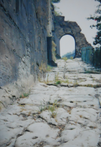 写真【２】イタリア・アオスタ州Donnasにあるローマ道の跡(2000年撮影)