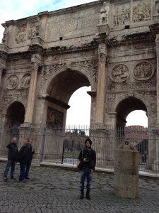 ローマ、コンスタンティヌスの凱旋門前にて（2013年撮影）