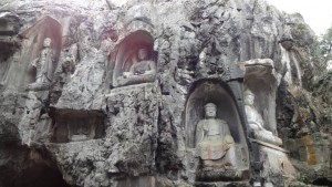 大澤院ゼミで訪れた中国杭州・霊隠寺の石仏群。共著の調査報告書も発表しました（2013年2月撮影）