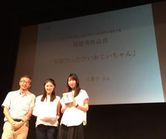 （左から）ゼミで指導する水島教授と松本さん、和田さん