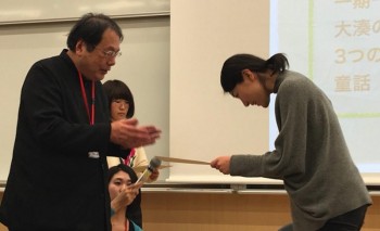 表彰状を受け取る新聞学科３年の松本日菜子さん