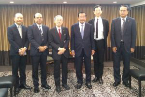 フン・セン首相（右から3人目）、プテンカラム理事（左から2人目）、石澤教授（同3人目）